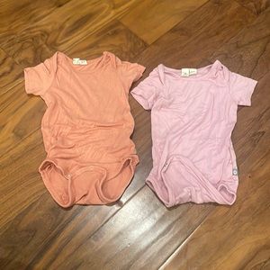 Kyte baby terracotta and dusk short sleeved onesie 12-18 months